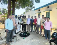 యువతకు క్రీడా కిట్లు పంపిణీ