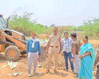 కలెక్టర్ ఆదేశాలతో రోడ్డు  తొలగింపు