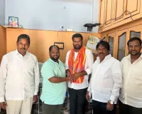 క్యార శ్రీధర్ ను సన్మానించిన  కాకి ఈశ్వర్ 