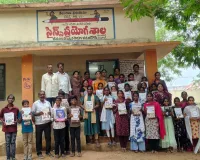 ఉచిత పుస్తకాలు పంపిణీ చేసిన సర్పంచ్ హేమలత 