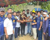 క్రికెట్ టోర్నమెంట్ విజేతలకు బహుమతులు 