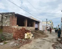 గొర్రెలు, మేకల కొట్టాలతో గ్రామస్తులకు ఇబ్బందులు