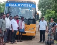 ప్రైవేట్ స్కూల్ వ్యాన్ అడ్డుకున్న గంగాపురం గ్రామస్తులు