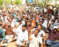 గౌరవ వేతనం లేక సర్వేయర్ల ఆందోళన 