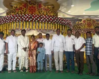 నూతన వధూవరులను ఆశీర్వదించిన మాజీ ఎమ్మెల్యే బూడిద బిక్షమయ్య గౌడ్