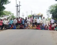 జిపి భవన నిర్మాణం నిలిపివేయాలని ధర్నా
