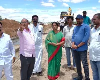 లెవెల్ కాజ్ వే నిర్మాణాన్ని పరిశీలించిన  పరిటాల సునీత 