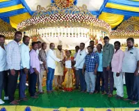 హరీశ్‌రావు ఆత్మీయ కానుక అందజేత