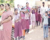 మానవత్వం చాటుకున్న గద్దె విజయ్ నేత -   దివ్యాంగురాలుకి  వీల్ చైర్ అందజేత.  