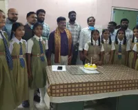 వైద్యులను సత్కరించిన విద్యార్ధులు   