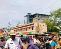 ట్రాఫిక్ లో చిక్కుకున్న వృద్దుడికి సహాయపడిన హోంగార్డ్
