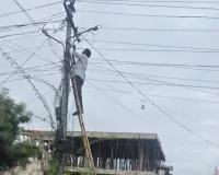 తుంకుల్ గడ్డ లో వీధి దీపాలు వేయించిన కౌన్సిలర్ 