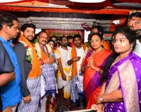 కుటుంబ సమేతంగా కొండగట్టు ఆంజనేయ స్వామిని దర్శించుకున్న టీపీసీసీ అధ్యక్షులు మహేష్ కుమార్ గౌడ్