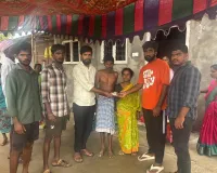 మృతుడి కుటుంబానికి స్నేహితుల ఆర్థిక సాయం