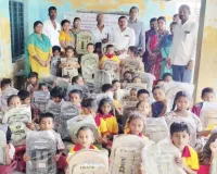 ఎన్నారై  నవీన్   దాతృత్వం: స్టూడెంట్స్ కు బ్యాగుల వితరణ