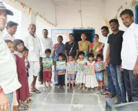 చిన్నారులకు సర్పంచి హేమలత దుస్తుల వితరణ