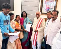 బండారు దత్తాత్రేయకు ఎన్యుమరేషన్ ఫారం అందజేత