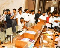 రెండు లక్షల ఉద్యోగాలకు నోటిఫికేషన్ విడుదల చేయాలి
