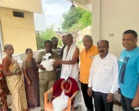 యాద వైభవ్ జ్ఞాపకార్థం నిరుపేదలకు బియ్యం పంపిణీ 