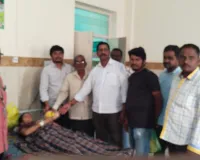 తెలంగాణ జర్నలిస్టు అసోసియేషన్ ఆధ్వర్యంలో పేషెంట్లకు పండ్లు, బ్రెడ్ల పంపిణీ