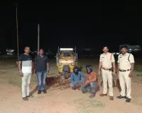 చోరీ కేసుల్లో నలుగురు అరెస్ట్ : ఆటోతో పాటు చోరీ సొత్తు స్వాధీనం