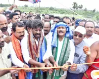 ధర్మారెడ్డిపల్లి కాలువ నుంచి సాగునీటిని విడుదల చేసిన ఎమ్మెల్యేలు వేముల వీరేశం, కుంభం అనిల్