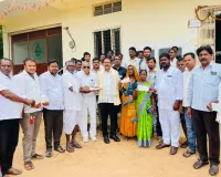 రైతులకు చెక్కులు  పంపిణీ చేసిన ఎమ్మెల్యే రామ్మోహన్ రెడ్డి 