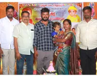 చిన్నారిని ఆశీర్వదించిన బిఆర్ఎస్ సీనియర్ నాయకులు 