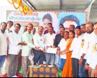 నకిరేకంటే మహేష్ కుటుంబానికి ఫోటో, వీడియో గ్రాఫర్స్ సంక్షేమ సంఘం చెక్కు అందజేత