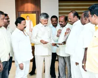 తెలుగుదేశం ప్రజాపథం నివేదికను చంద్రబాబుకు అందజేత