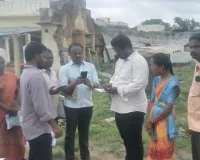 మునిగలవీడులో పూరి గుడిసెల పరిశీలన