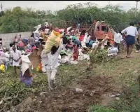 యాపిల్ లోడుతో వెళ్తున్న డీసీఎం బోల్తా.. పండ్ల కోసం ఎగబడ్డ జనం