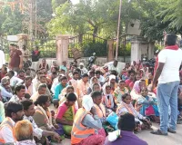 కామారెడ్డిలో పారిశుద్ధ్య కార్మికుల ఆందోళన