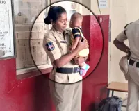 ప్రేమకు ఖాకీ అడ్డంకి కాదు.. ఏడుస్తున్న పాపాయిని ప్రేమగా ఓదార్చిన పోలీస్ ఆఫీసర్