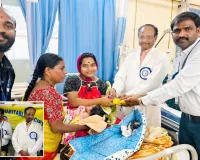 మదర్ థెరిస్సా జయంతి సందర్బంగా బాలింతలకు పండ్లు  పంపిణీ. -చేపూరి శంకర్ 