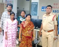 తప్పిపోయిన మహిళను కుటుంబ సభ్యులకు అప్పగించిన పోలీసులు