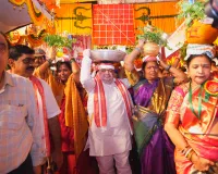 అమ్మవారికి తొలి బోనం సమర్పించిన మంత్రి పొన్నం ప్రభాకర్ 