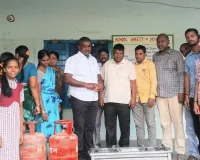 పాఠశాల వంట ఏజెన్సీకి గ్యాస్ స్టవ్ అందజేత