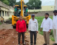 రోడ్డు మరమ్మతు లు చేయించిన కౌన్సిలర్ రవి