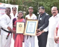 80 టైల్స్‌ను 3 నిమిషాల్లో పగలగొట్టి ప్రపంచ రికార్డు