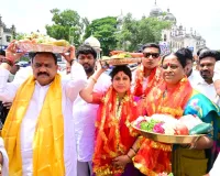 అమ్మవారి ఆలయాల్లో టీపీసీసీ చీఫ్ మహేష్ కుమార్ గౌడ్ దంపతుల ప్రత్యేక పూజలు