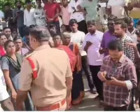 సీఐ అత్యుత్సాహం...ఆందోళన చేస్తున్న బాధితులపై దాడి