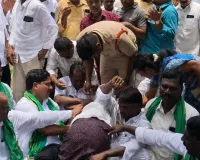 నీళ్లు విడుదల చేయండి.. పంటలు కాపాడండి.. ఎస్‌ఐ కాళ్లు పట్టుకున్న రైతు
