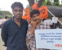 హైదరాబాద్‌ ధరణి చౌక్‌లో స్కాలర్‌షిప్‌ల కోసం విద్యార్థుల ధర్నా 