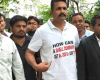 టీ-షర్ట్‌పై ప్రశ్నలతో పోలీస్‌స్టేషన్‌కు.. క్రిశాంక్ వినూత్న నిరసన