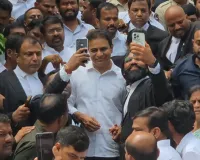 కోర్టు ఆవరణలో రామన్నతో సెల్ఫీలు దిగిన న్యాయవాదులు