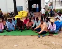 సిర్నాపల్లి సొసైటీ ముందు రైతుల ఆందోళన
