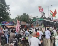 ఏపీలో జనసైనికుల వీరంగం.. నడిరోడ్డుపై బస్సు ఆపి హల్‌చల్