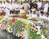 దివంగత సీఎం వైఎస్సార్ వర్ధంతి.. ఇడుపులపాయలో జగన్ నివాళులు