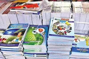 రాష్ట్రవ్యాప్తంగా పాఠ్య పుస్తకాల పంపిణీకి బ్రేక్... విద్యాశాఖ కీలక ఆదేశాలు